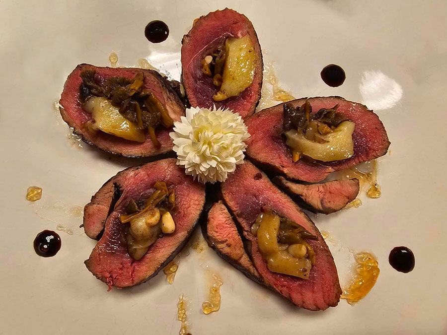 Magret de canard farcis à l’Etivaz, chanterelles et gelée de coing de papa